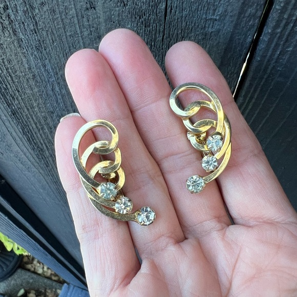 Signed Sarah Coventry Gold Modernist Square Swirl Rhinestone Clip On Earrings - Picture 2 of 4